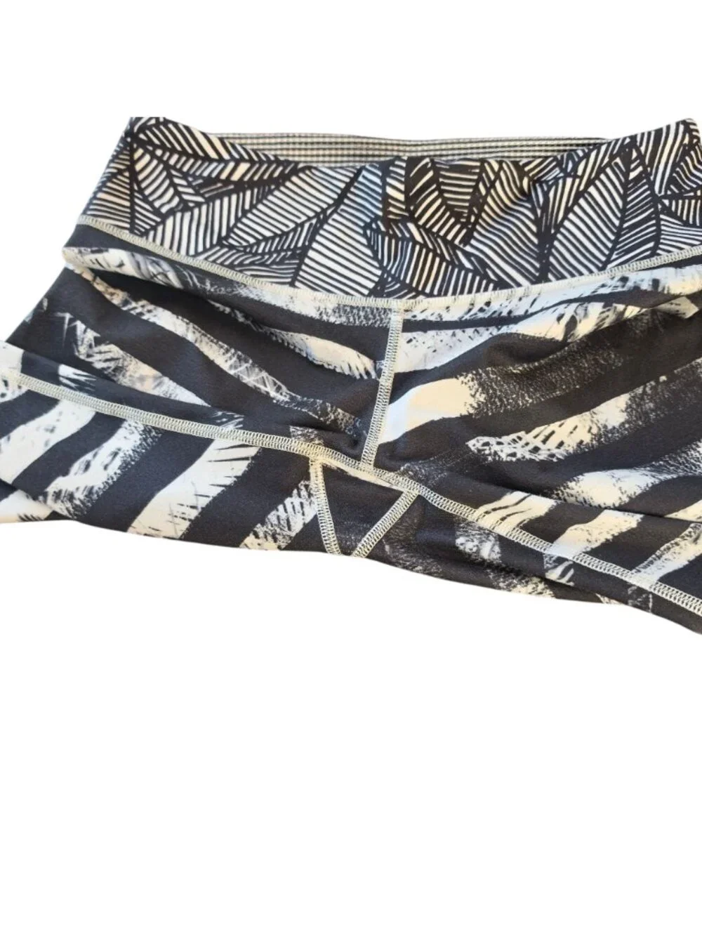 lululemon Crop Leggings Size 8 Black White Print Made in Canada Rare Luxtreme